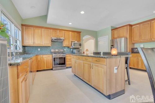 48 Farmhaven Ave, Edison NJ 08820-3220 exterior