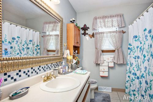 1900 Burton, Grand Rapids MI 49506-4620 exterior