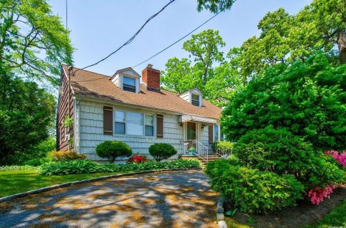 60 Edgewood Rd, Valley Stream, NY 11580-3304