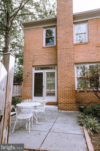 15301 Manor Village Ln, Rockville MD 20853-1820 exterior