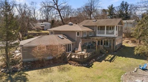 57 Midrocks Dr, Norwalk CT 06851-1626 exterior