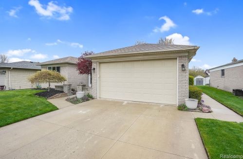 47344 Royal Rd, Macomb Township, MI 48044-2449