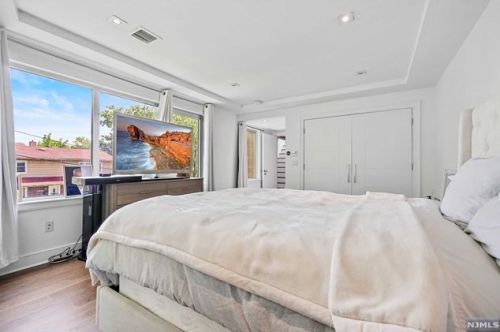 24 Casta Ln, Edgewater NJ 07020-1504 exterior