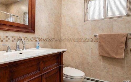 1045 Lawrence Ct, Valley Stream NY 11581-2709 exterior