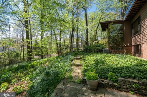 1717 Briar Ridge Rd, Mc Lean VA  22101-4204 exterior