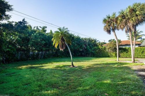 626 Golf Dr, Naples FL 34102-0053 exterior