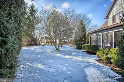 409 Dart Dr, Hanover PA 17331-1327 exterior