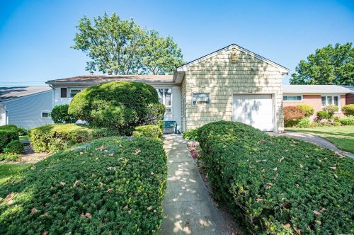 22 Darewood Ln, Valley Stream, NY 11581-2408