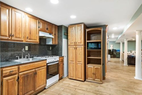 1069 Burt St, Taunton MA 02780-5166 exterior