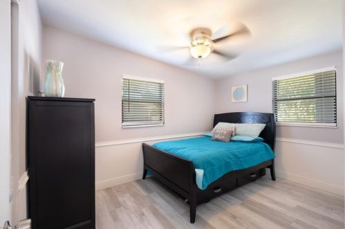 2047 Hbr Ln, Naples FL 34104-4218 exterior