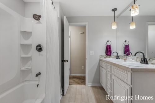 3214 Brookshire Dr, Grand Rapids MI 49508-2445 exterior