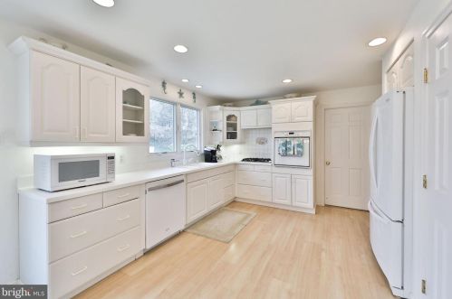 2076 Packard Ave, Huntingdon Valley PA 19006-6418 exterior