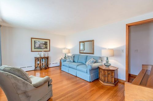 11 Stony Brk Rd, Enfield CT 06082-4025 exterior