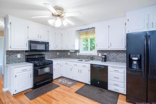 13 Gaylord Rd, Windsor Locks CT 06096-2815 exterior