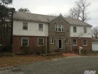 174 Phelps Ln, Babylon NY  11703-4019 exterior