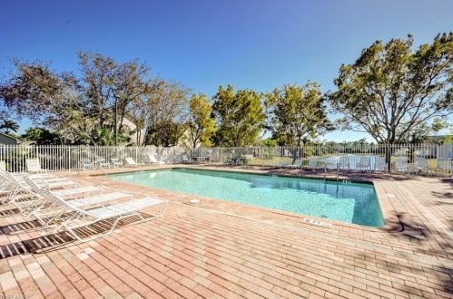 210 Leawood Cir, Naples FL 34104-4133 exterior