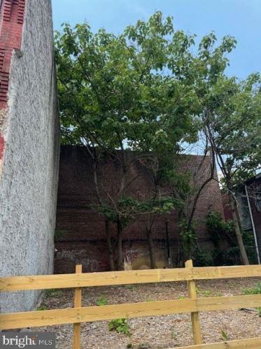 2741 Broad St, Philadelphia PA 19148-0049 exterior