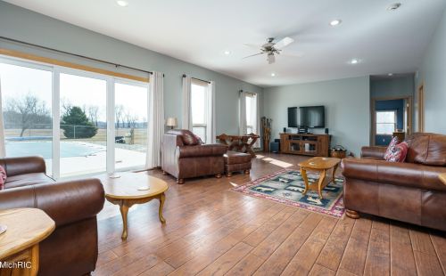 8242 E Ave, Kalamazoo, MI 49048-9622