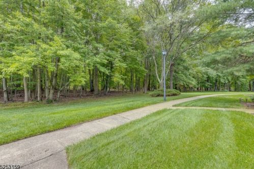 39 Wareham Ct, Scotch Plains NJ 07076-3132 exterior