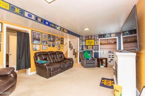 5231 Old Colony Rd, Kalamazoo MI 49008-3216 exterior