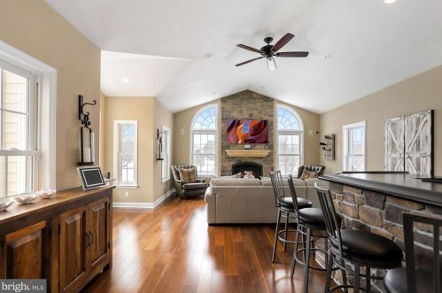 19840 Meredith Dr, Rockville MD 20855-2426 exterior