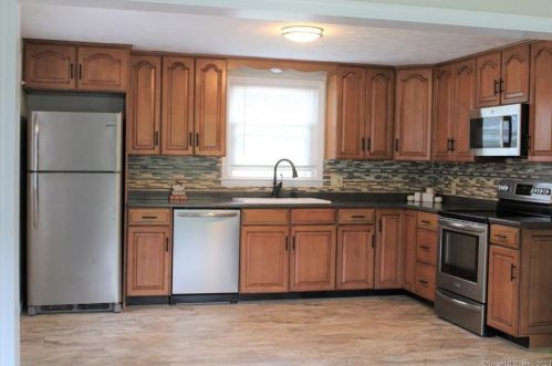 5 Play Rd, Enfield CT 06082-5148 exterior