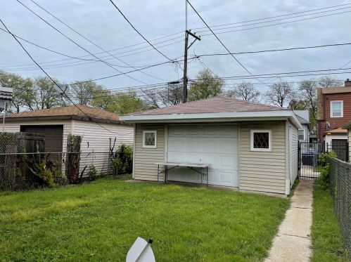 8621 Yates Blvd, Chicago IL  60617-2319 exterior