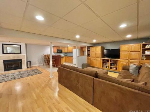 27 Patrick Dr, Seymour CT 06483-2372 exterior