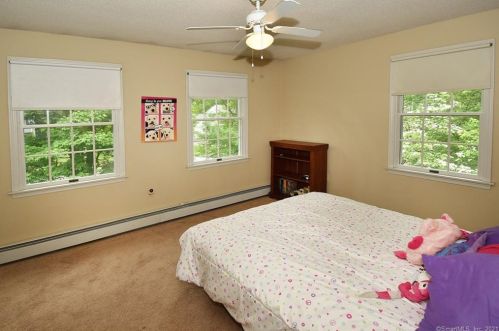 4 Autumn Dr, Enfield CT 06082-6236 exterior