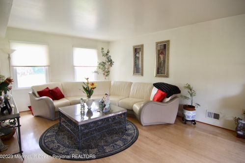 12 Lighthouse Dr, East Freehold NJ 07728-1384 exterior