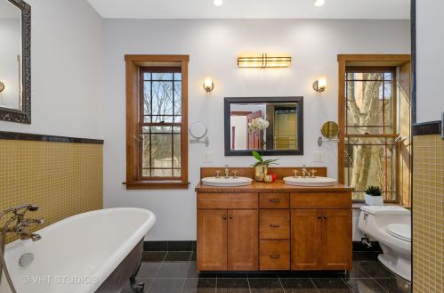 2013 Greenleaf Ave, Chicago IL 60645-3509 exterior