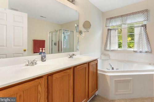 37 Louvain Dr, Hanover PA 17331-8696 exterior