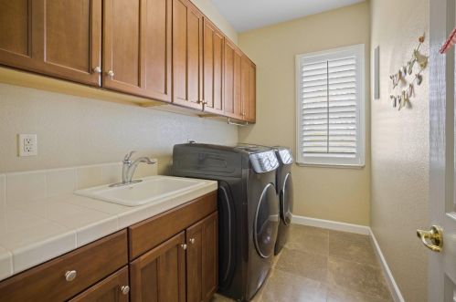 1380 Souza Dr, Folsom CA  95762-7561 exterior