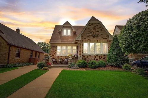 2567 71st St, Milwaukee, WI 53219-2510