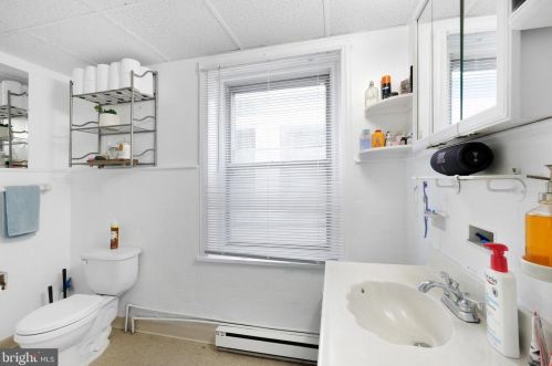 1433 Broad St, Philadelphia PA 19146-4808 exterior