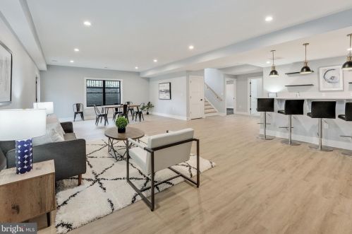 1422 Mayflower Dr, Mc Lean VA 22101-5615 exterior