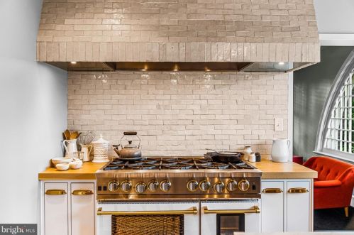 102 Chestnut Hill Ave, Philadelphia PA 19118-2715 exterior