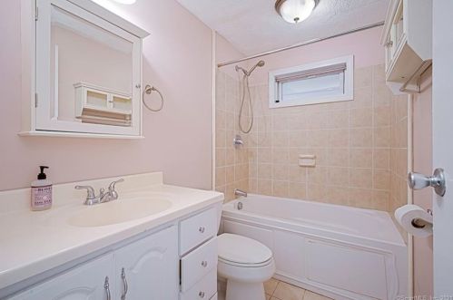 81 Rte 80, Deep River CT 06419-1429 exterior