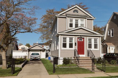 21 Cambridge St, Valley Stream NY  11581-1111 exterior