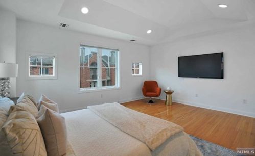 141 Hudson Cv, Edgewater NJ 07020-1480 exterior