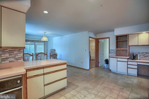 409 Dart Dr, Hanover PA 17331-1327 exterior