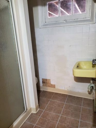 80 Middle Tpke, Manchester CT 06040-4209 exterior