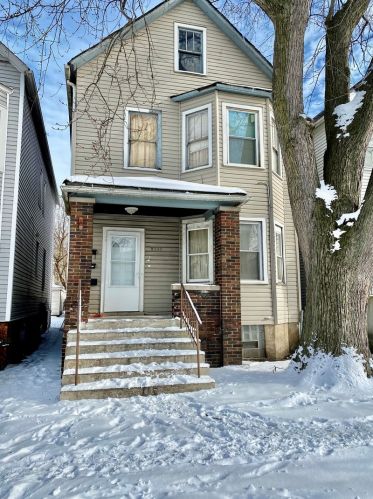 8245 Escanaba Ave, Chicago IL 60617-3137 exterior