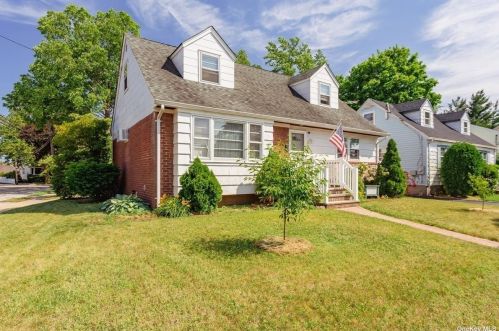 98 Miriam St, Valley Stream, NY 11581-1321