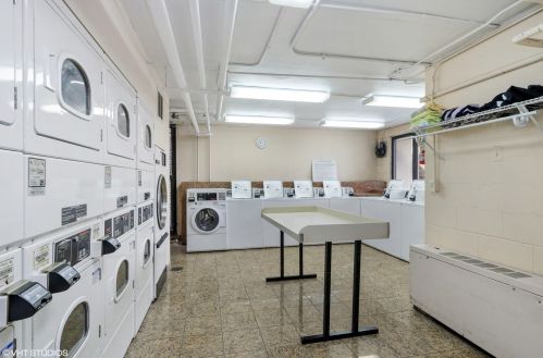 1540 La Salle Dr, Chicago IL  60610-1349 exterior