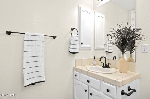 527 Briles Rd, Phoenix AZ  85085-0632 exterior