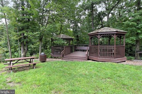 5904 Mount Eagle Dr, Alexandria VA 22303-2534 exterior