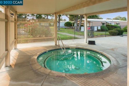 2081 Dalis Dr, Concord CA 94520-5423 exterior