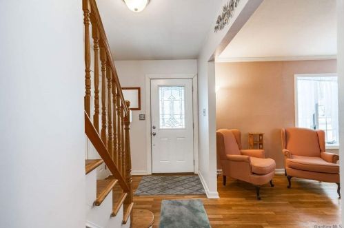 10 Pawnee Dr, Commack, NY 11725-4211