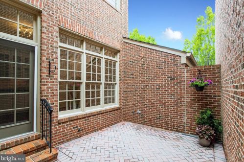 1402 Harvest Xing Dr, Mc Lean VA 22101-5650 exterior